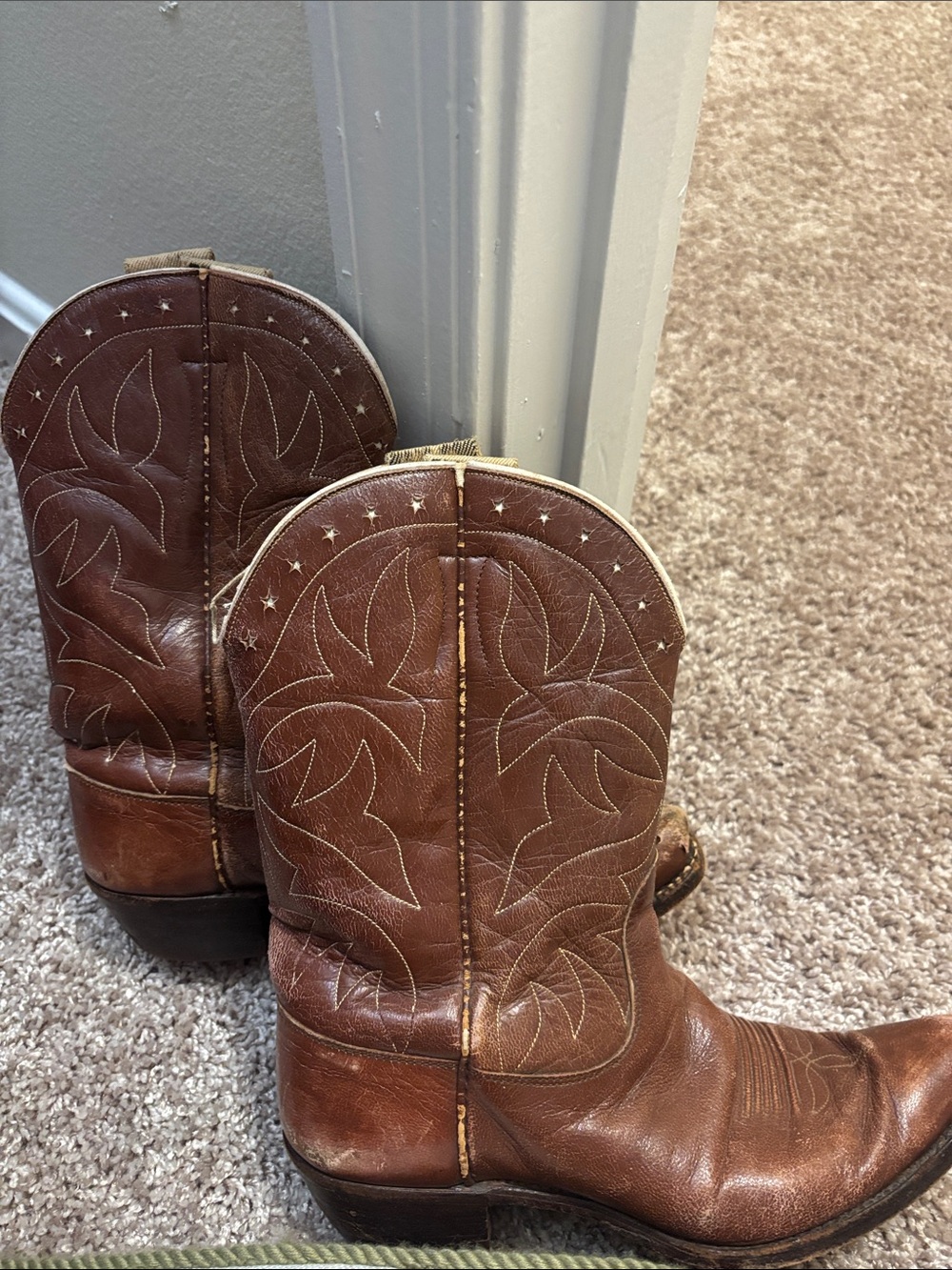 Justin Boots Vintage Western Floral Cowboy boots Distressed With Stitching